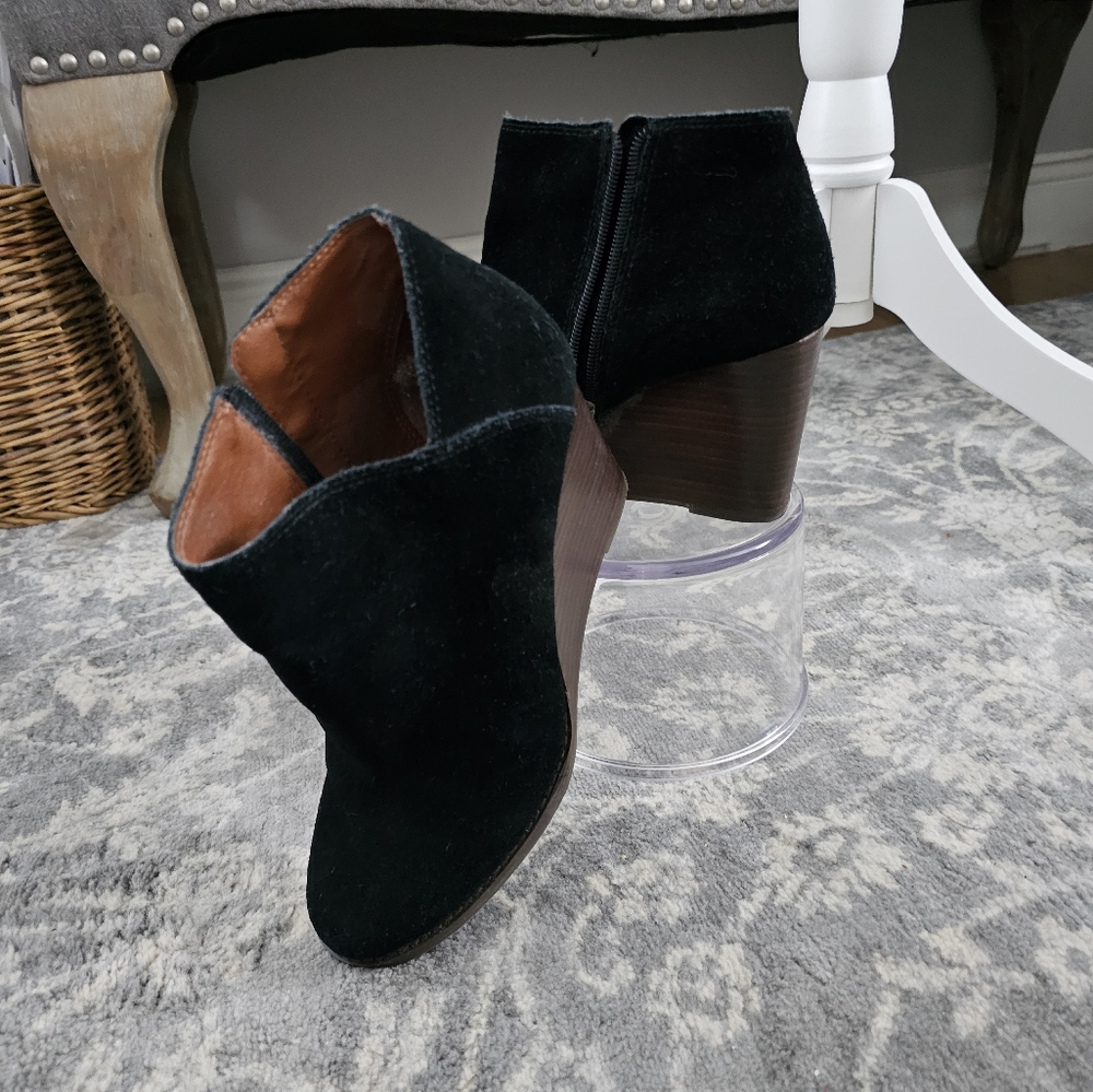 Shoes - Picture 2 of 5